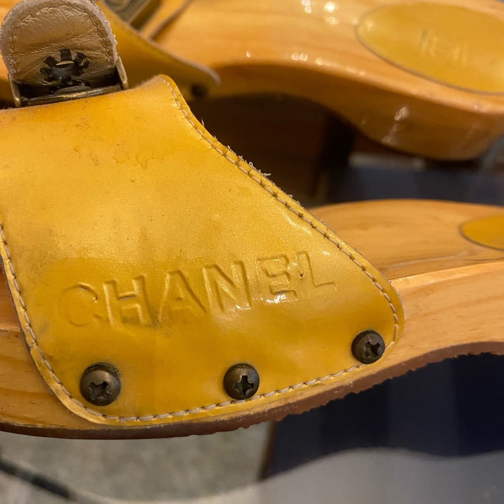 CHANEL Wooden Clogs Mules Slides Sandals Vintage Gold Patent Leather Women’s 8